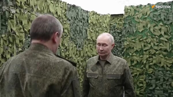 🪖 El Kremlin publica imágenes de la visita de Putin a un puesto de mando del Grupo Conjunto de Fuerzas - Sputnik Mundo