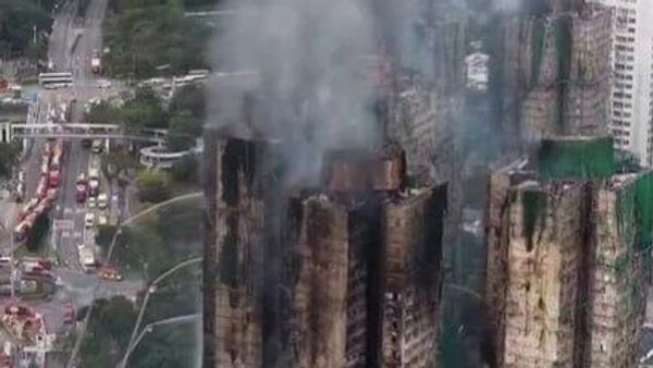 ¿Tragedia por negligencia? Ya hay varios detenidos por el incendio de un edificio en Hong Kong - Sputnik Mundo
