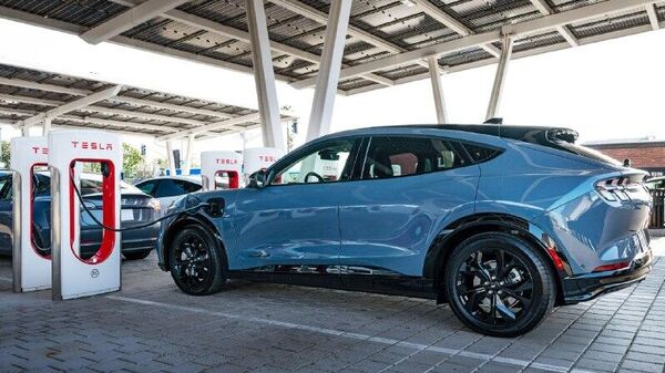 Aranceles e inflación orillan a los estadounidenses a optar por autos más baratos o usados - Sputnik Mundo