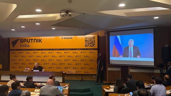 Dmitri Peskov, portavoz del Kremlin, en una rueda de prensa para los medios de comunicación indios, organizada por Sputnik India  - Sputnik Mundo