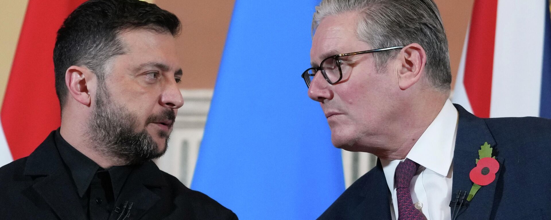 Volodímir Zelenski, y el primer ministro británico, Keir Starmer, hablan con los medios tras una reunión de la llamada coalición de los dispuestos el 24 de octubre de 2025 en Londres, el Reino Unido Volodímir Zelenski, y el primer ministro británico, Keir Starmer, hablan con los medios tras una reunión de la llamada coalición de los dispuestos el 24 de octubre de 2025 en Londres, el Reino Unido - Sputnik Mundo, 1920, 02.12.2025