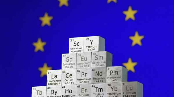 Cubos metálicos que representan tierras raras frente a la bandera de la Unión Europea  - Sputnik Mundo