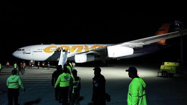 Fuerzas de seguridad se encuentran frente al avión a la llegada de un vuelo de repatriación de venezolanos deportados de Estados Unidos al Aeropuerto Internacional Simón Bolívar, Venezuela  - Sputnik Mundo