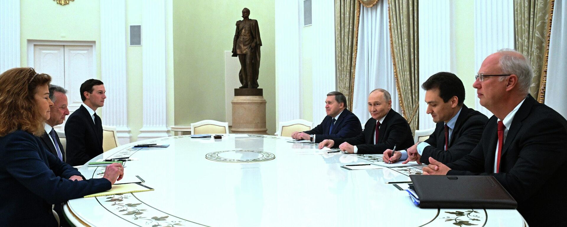 La charla entre el mandatario ruso, Vladímir Putin, y el funcionario estadounidense tuvo una duración de cinco horas - Sputnik Mundo, 1920, 02.12.2025