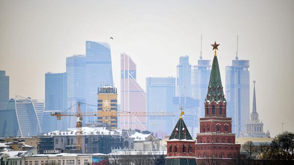 Una vista de las torres del Kremlin de Moscú y los rascacielos del centro de negocios Moscow-City  - Sputnik Mundo