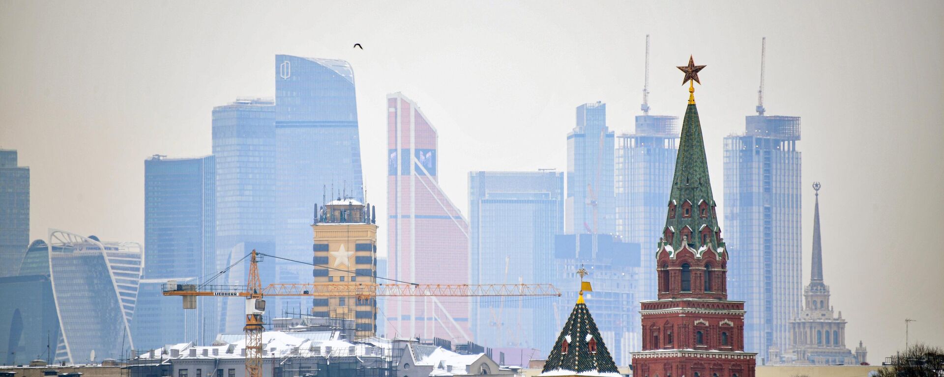 Una vista de las torres del Kremlin de Moscú y los rascacielos del centro de negocios Moscow-City  - Sputnik Mundo, 1920, 03.12.2025