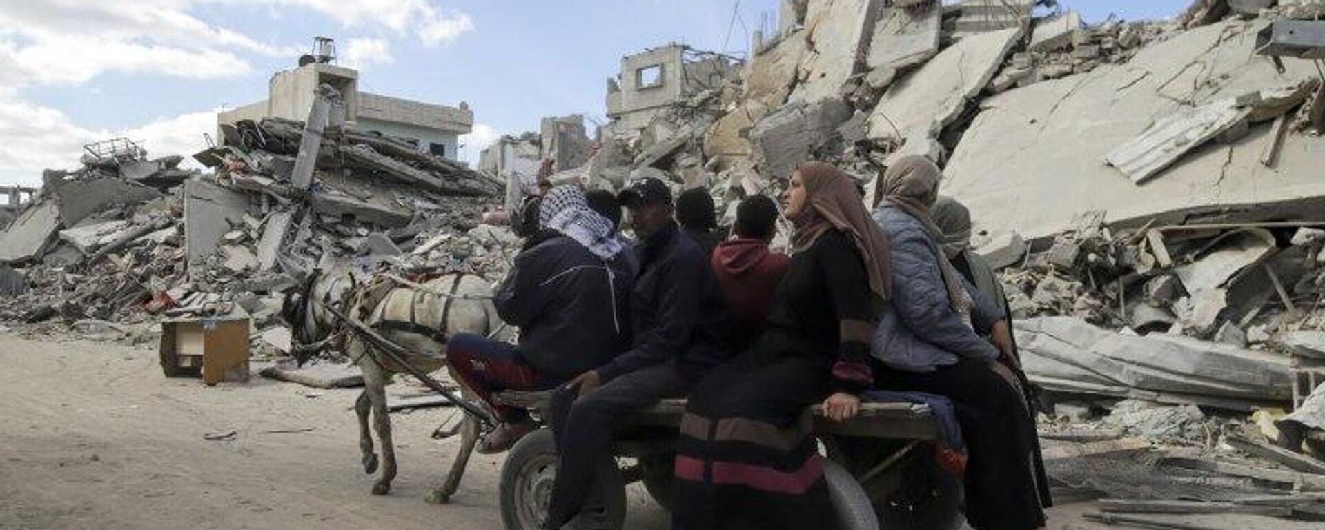 El paso de Rafah se abrirá sólo para que los palestinos de Gaza salgan hacia Egipto, dice Israel - Sputnik Mundo, 1920, 03.12.2025