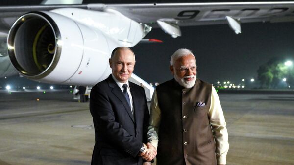 El presidente ruso, Vladímir Putin, con el primer ministro indio, Narendra Modi, en la basw de Fuerza Aérea India Palam   - Sputnik Mundo