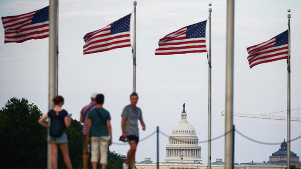 Banderas estadounidenses junto al Monumento a Washington en Washington, D.C., Estados Unidos, el 9 de julio de 2024 - Sputnik Mundo