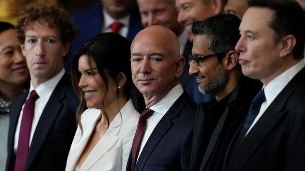 Mark Zuckerberg, Jeff Bezos, Sundar Pichai y Elon Musk en la investidura presidencial de Donald Trum (archivo) - Sputnik Mundo