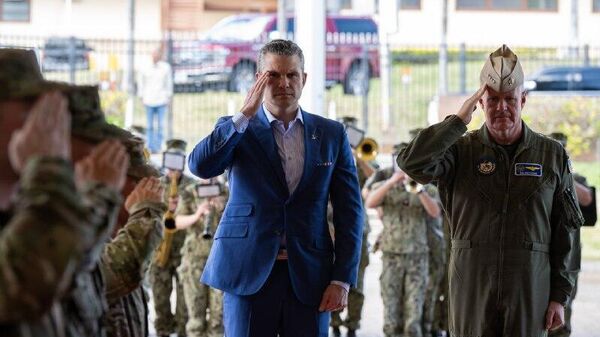 El Pentágono exoneraría a Hegseth por chat filtrado sobre operación secreta de EEUU en Yemen - Sputnik Mundo