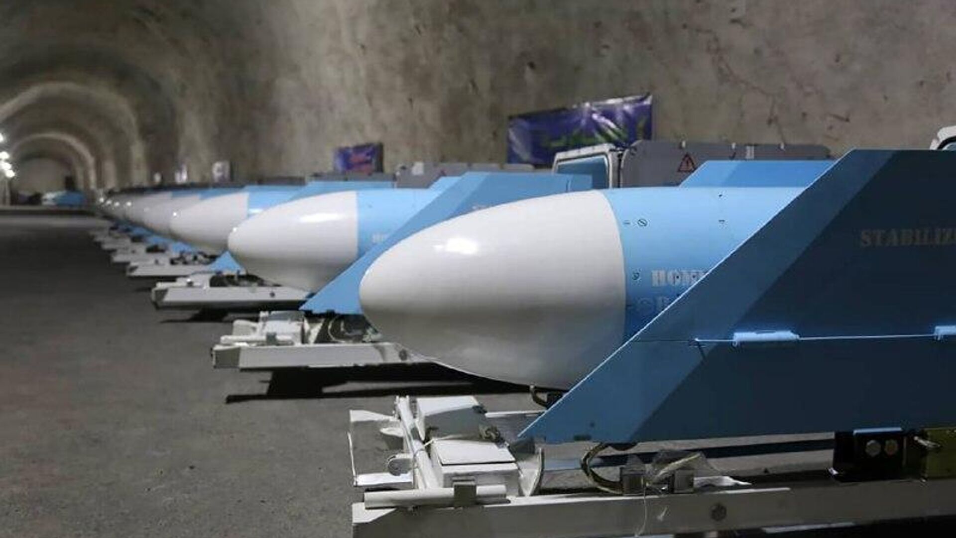 Irán realiza maniobras militares en el golfo Pérsico como advertencia a EEUU e Israel Irán realiza maniobras militares en el golfo Pérsico como advertencia a EEUU e Israel - Sputnik Mundo, 1920, 05.12.2025