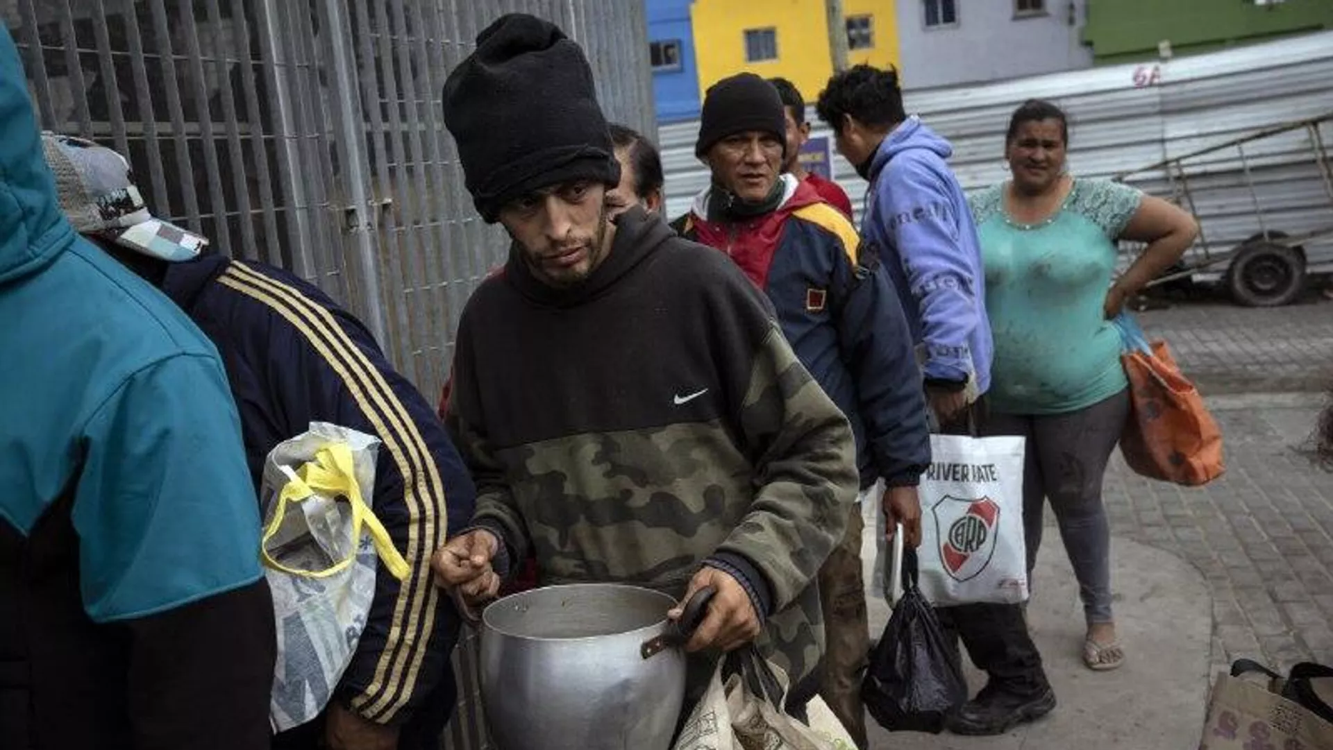 La pobreza en Argentina llega a su nivel más bajo desde 2018, refiere estudio - Sputnik Mundo, 1920, 09.12.2025