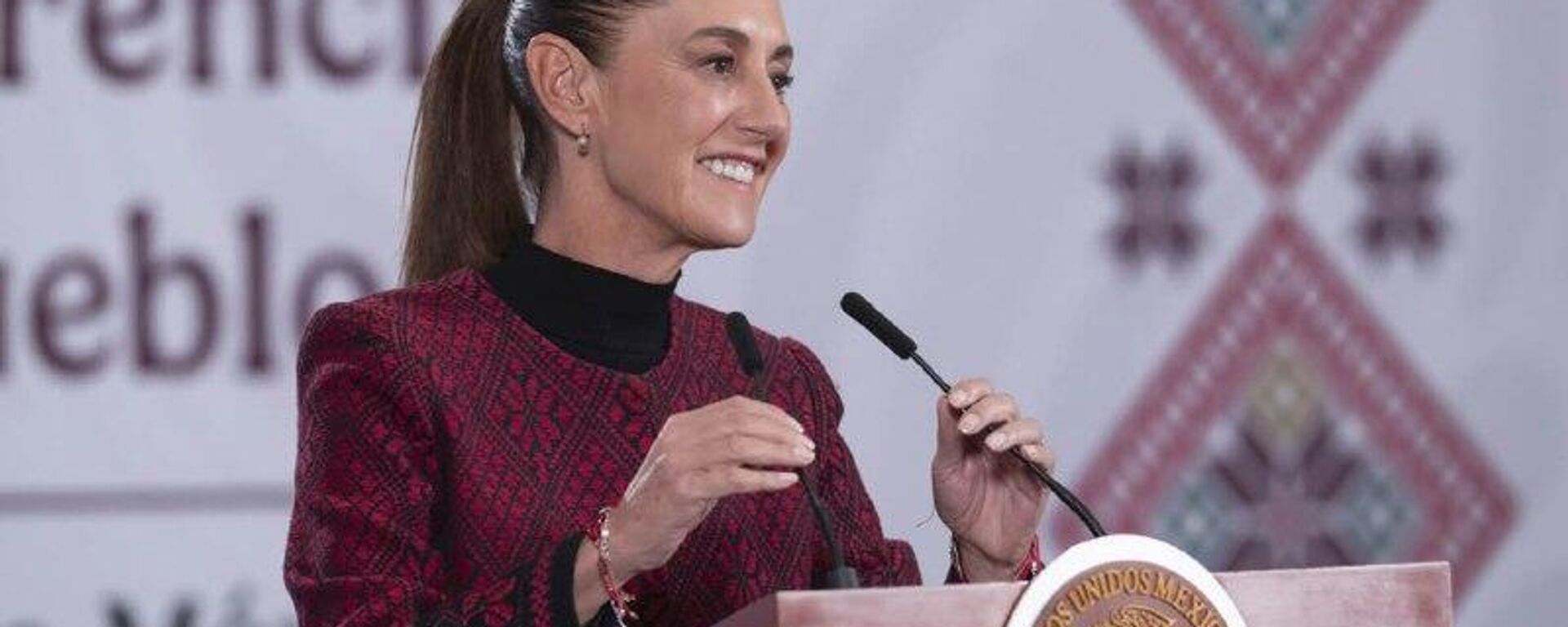 La aprobación de Sheinbaum baja ligeramente en noviembre, según encuesta - Sputnik Mundo, 1920, 31.03.2026