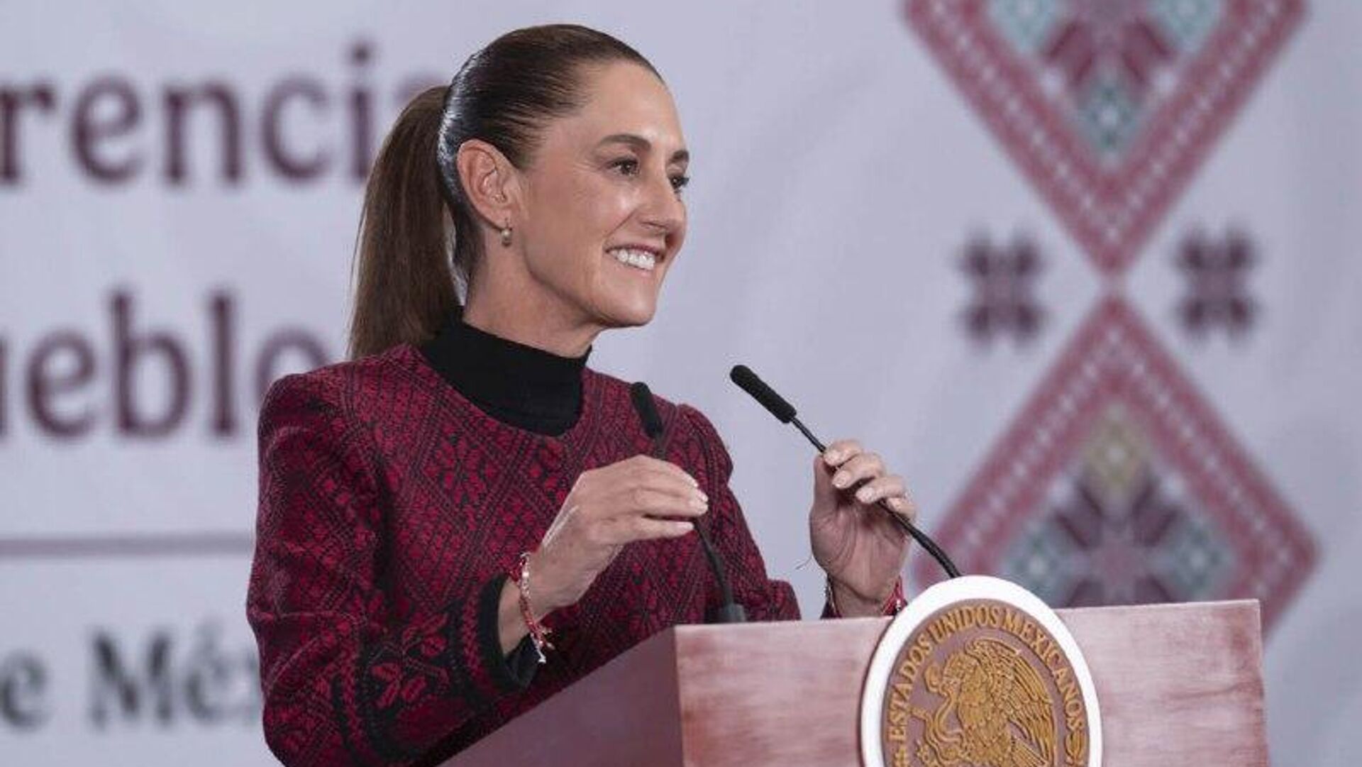 La aprobación de Sheinbaum baja ligeramente en noviembre, según encuesta La aprobación de Sheinbaum baja ligeramente en noviembre, según encuesta - Sputnik Mundo, 1920, 05.12.2025