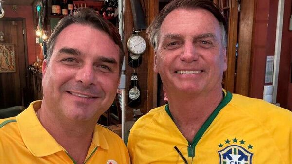 Hijo de Bolsonaro buscará candidatura presidencial en Brasil para 2026 - Sputnik Mundo
