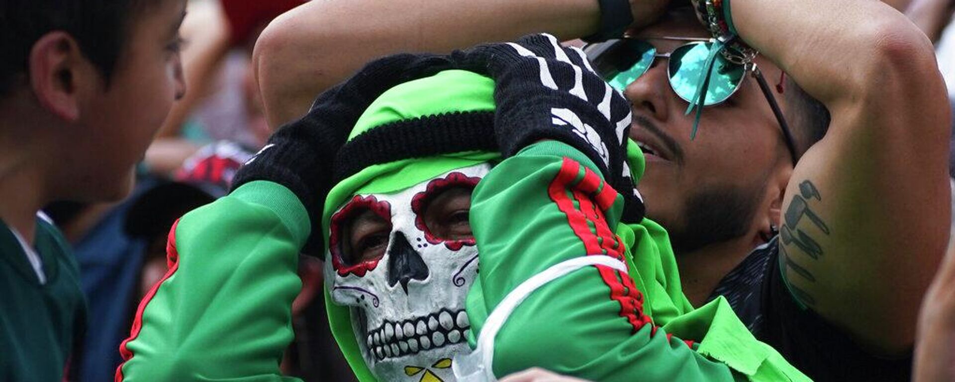 Aficionados mexicanos en el Monumento a la Revolución de la Ciudad de México, en el Mundial de Catar 2022 - Sputnik Mundo, 1920, 05.12.2025
