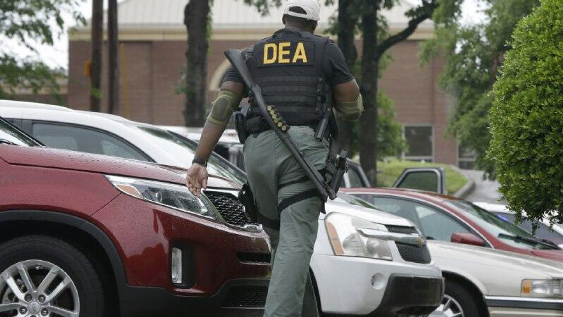 Una investigación federal reveló que un exmiembro de la DEA negoció armas y lavado con el narco mexicano Una investigación federal reveló que un exmiembro de la DEA negoció armas y lavado con el narco mexicano - Sputnik Mundo, 1920, 06.12.2025
