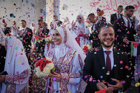 Una ceremonia nupcial colectiva se celebra en la ciudad palestina de Jan Yunis. - Sputnik Mundo