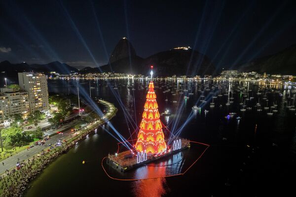 El árbol de Navidad flotante se enciende en la playa de Botafogo, Río de Janeiro, en honor al inicio de la temporada festiva. - Sputnik Mundo