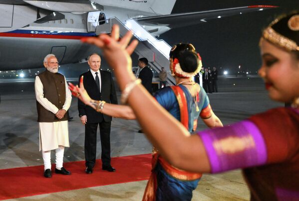 El presidente de Rusia, Vladímir Putin, es recibido por el primer ministro de la India, Narendra Modi, en el marco de la visita de Estado del mandatario ruso a este país.  - Sputnik Mundo