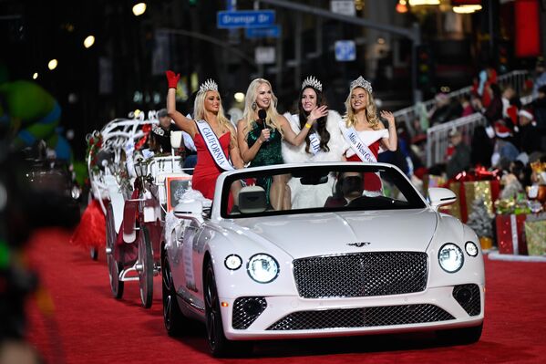 Los Ángeles acoge la 93.ª edición del Desfile Navideño de Hollywood. - Sputnik Mundo