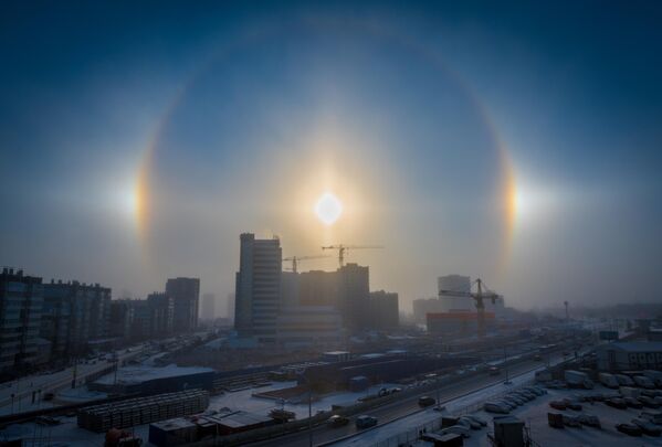 Un fenómeno atmosférico inusual, conocido como el halo, aparece en la ciudad siberiana rusa de Krasnoyarsk, a una temperatura de 30°C bajo cero. - Sputnik Mundo