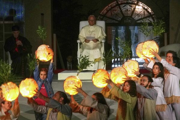 El papa León XIV acude a una reunión con la juventud en la plaza frente al Patriarcado Maronita de Antioquía, en el Líbano. - Sputnik Mundo