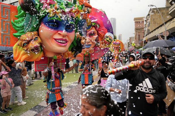La ciudad colombiana de San Juan de Pasto alberga una edición adaptada del Carnaval de Negros y Blancos. - Sputnik Mundo