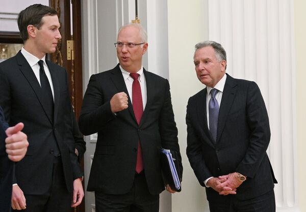 El yerno del presidente estadounidense, Jared Kushner, el representante especial del mandatario ruso para la inversión y la cooperación económica con socios extranjeros, Kiril Dmítriev, y el enviado especial del presidente de EEUU, Steve Witkoff, previo a la reunión de la delegación estadounidense con Vladímir Putin. - Sputnik Mundo