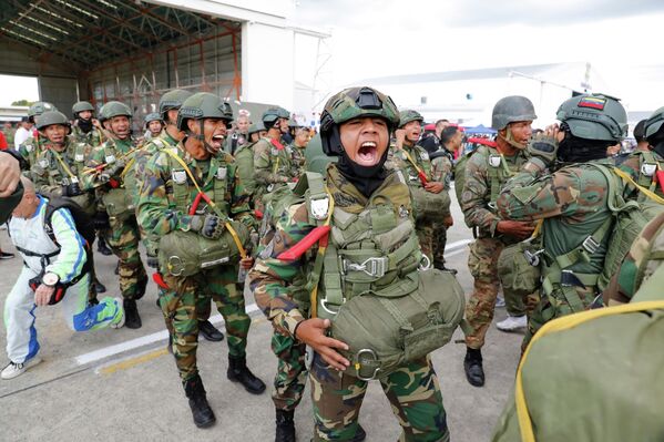 Paracaidistas venezolanos se alistan para participar en la Expo Aeronáutica Industrial 2025 en la Base Aérea El Libertador, en Maracay. - Sputnik Mundo