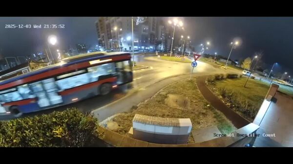 ¡Como de película! Automóvil vuela en una calle de Rumania - Sputnik Mundo