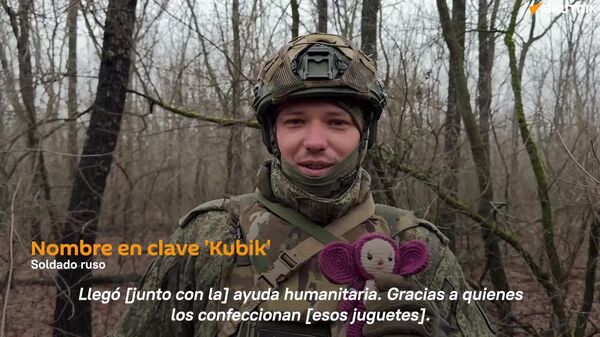 🪖 Soldado ruso muestra su amuleto de buena suerte - Sputnik Mundo