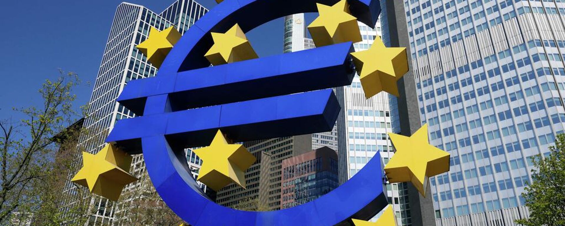 Una vista de la escultura de la moneda europea, el euro, en el principal distrito financiero de Alemania, en Fráncfor Una vista de la escultura de la moneda europea, el euro, en el principal distrito financiero de Alemania, en Fráncfor - Sputnik Mundo, 1920, 07.12.2025