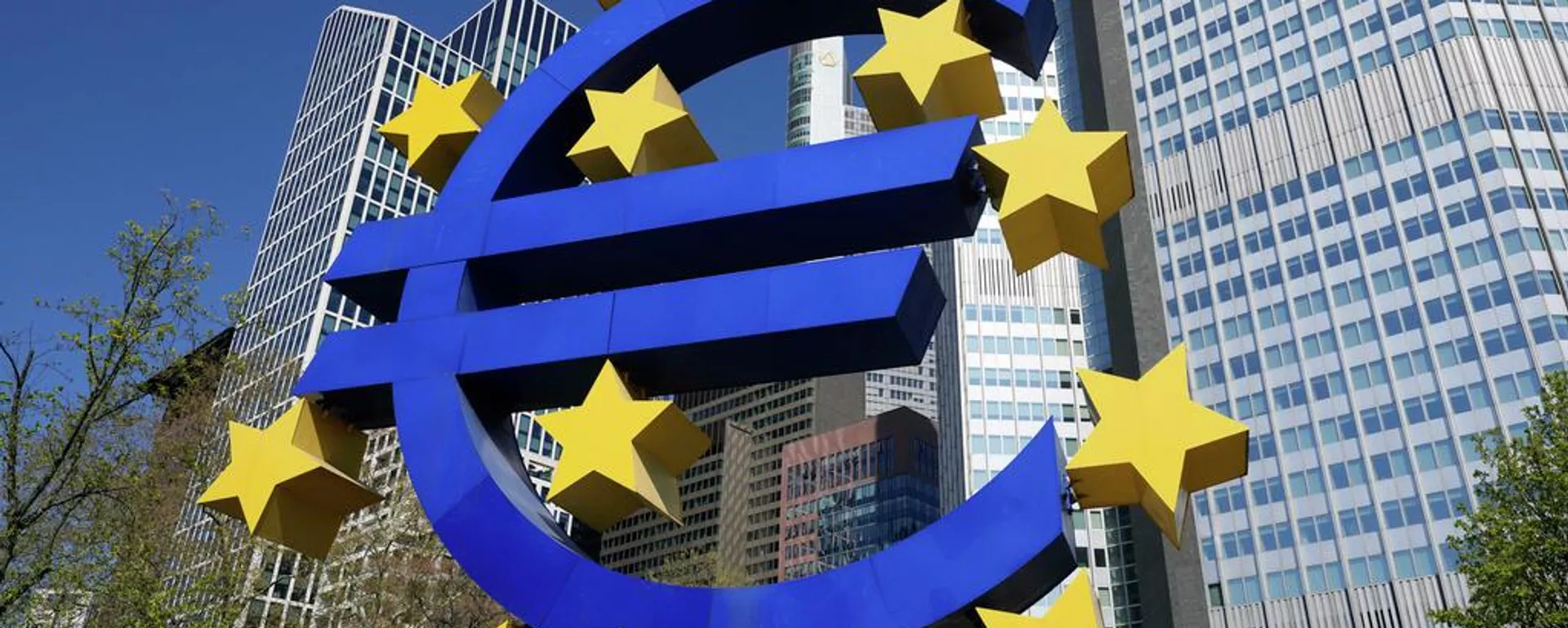 Una vista de la escultura de la moneda europea, el euro, en el principal distrito financiero de Alemania, en Fráncfor Una vista de la escultura de la moneda europea, el euro, en el principal distrito financiero de Alemania, en Fráncfor - Sputnik Mundo, 1920, 07.12.2025