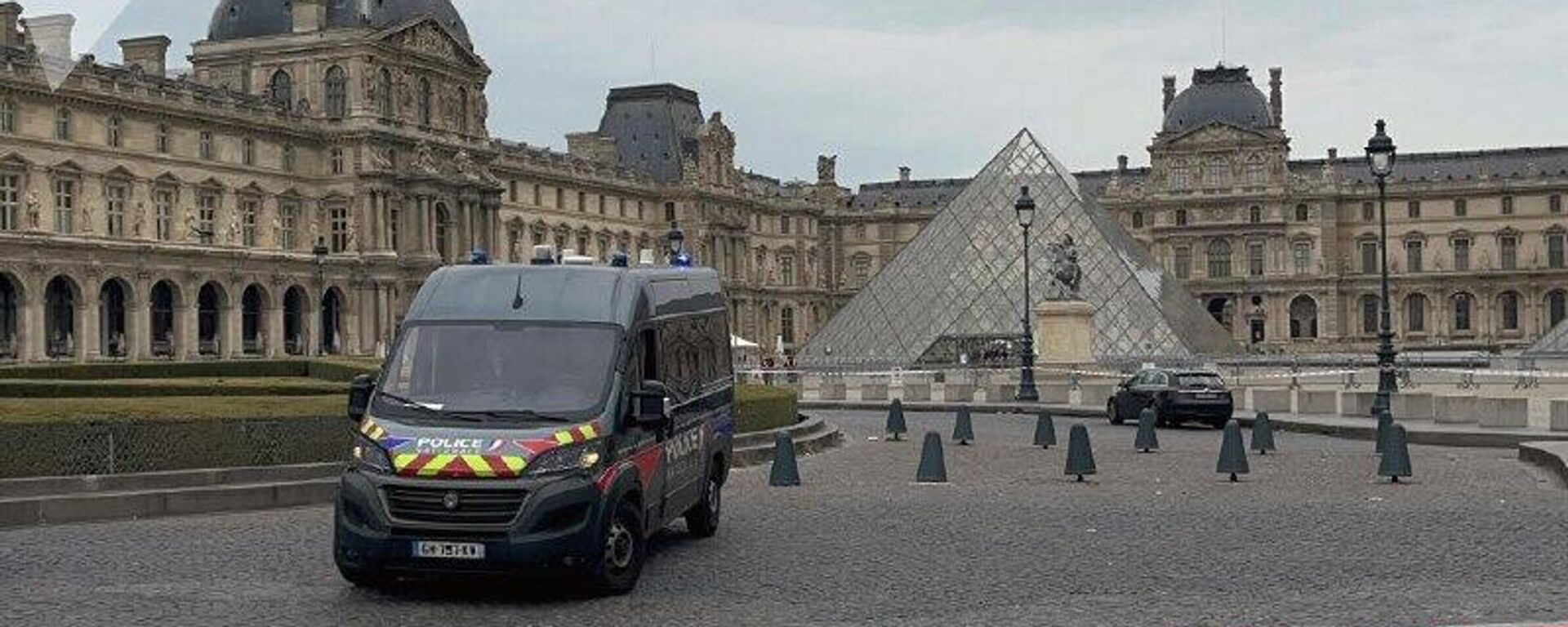 Otra vez el Louvre: una fuga de agua daña cientos de documentos albergados en el museo - Sputnik Mundo, 1920, 07.12.2025