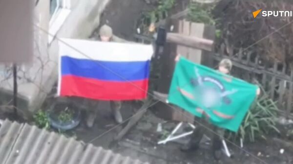 La bandera tricolor rusa ondea en la localidad liberada de Rovnoe, en la república popular de Donetsk - Sputnik Mundo