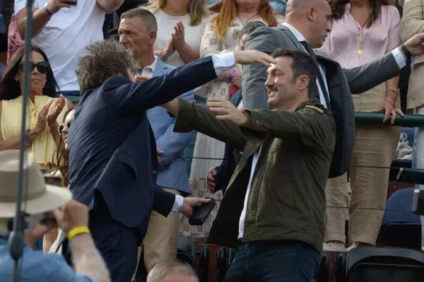 🪖 Luis Petri, ministro de Defensa argentino, presentó su renuncia al presidente Javier Milei, la cual será vigente a partir de este 9 de diciembre, según el documento compartido por el titular de la cartera a través de su perfil de X - Sputnik Mundo