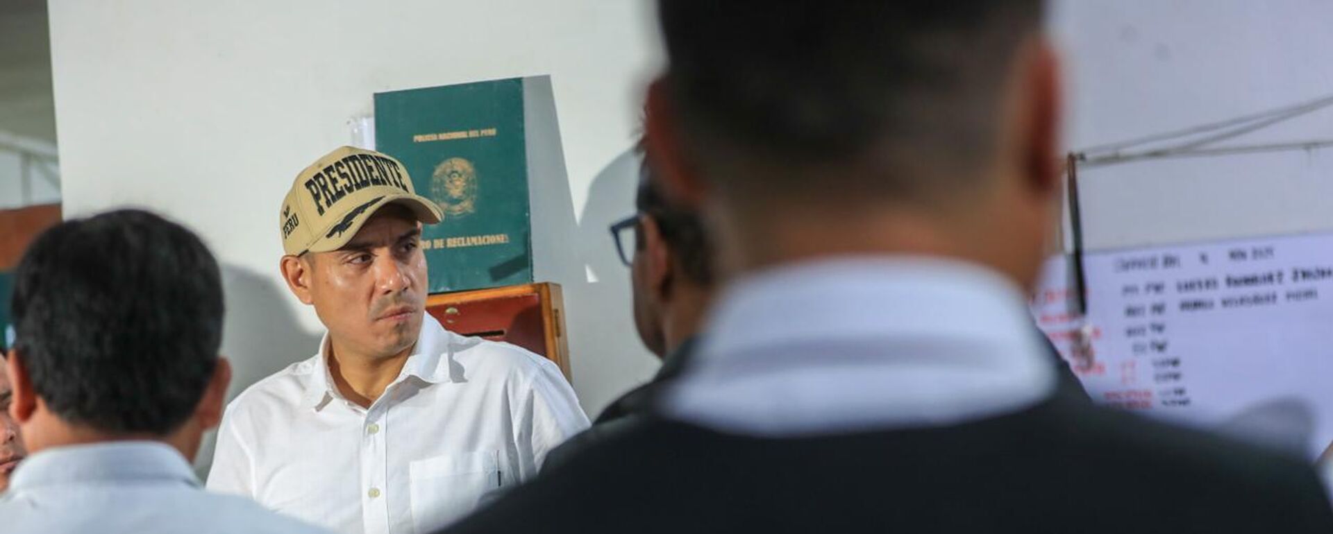 El presidente de Perú, José Jerí, durante un encuentro con policías en diciembre de 2025 - Sputnik Mundo, 1920, 09.12.2025