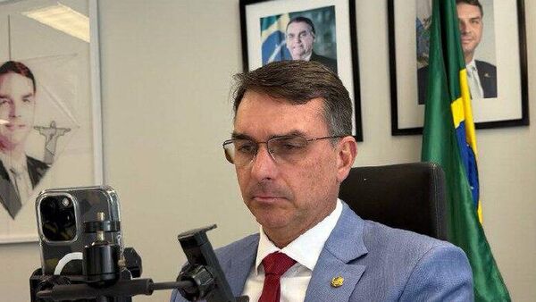 Flávio Bolsonaro se suma otros grandes nombres que buscan la presidencia, dice gobernador de São Paulo - Sputnik Mundo