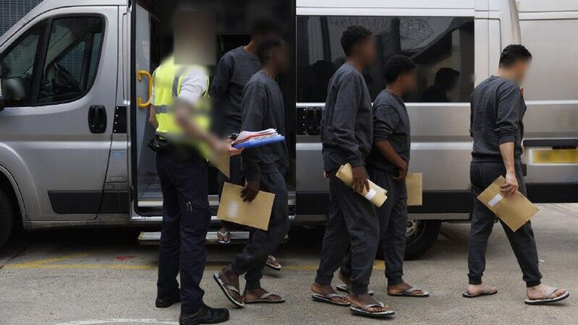 Estados de la UE aprueban la creación de centros para la repatriación de inmigrantes en terceros países Estados de la UE aprueban la creación de centros para la repatriación de inmigrantes en terceros países - Sputnik Mundo, 1920, 09.12.2025