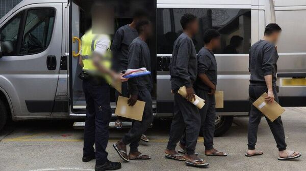 Estados de la UE aprueban la creación de centros para la repatriación de inmigrantes en terceros países - Sputnik Mundo