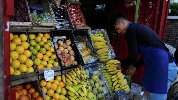 Un 48% de los hogares argentinos recurrió a alternativas para cubrir sus gastos a fin de mes, según estudio - Sputnik Mundo