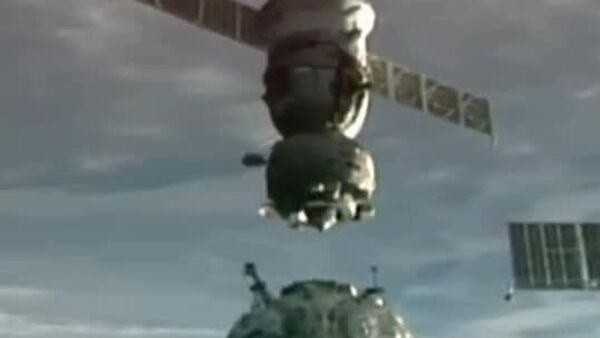 De las estrellas al suelo firme: la Soyuz MS-27 toca tierra con sus tres héroes espaciales a bordo - Sputnik Mundo