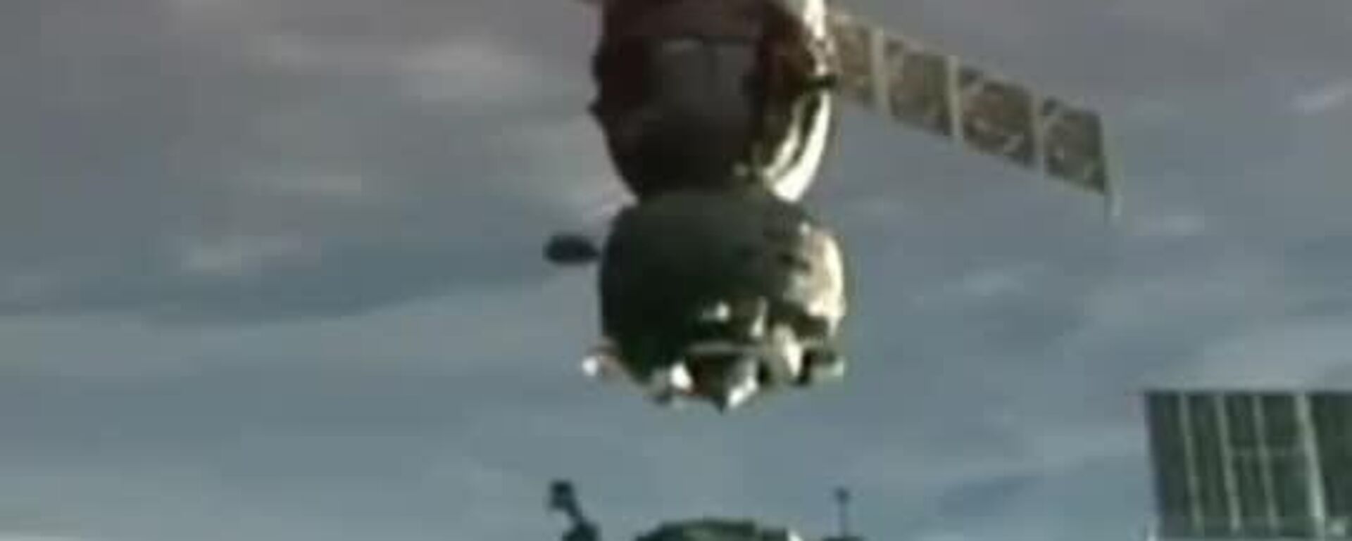 De las estrellas al suelo firme: la Soyuz MS-27 toca tierra con sus tres héroes espaciales a bordo - Sputnik Mundo, 1920, 09.12.2025