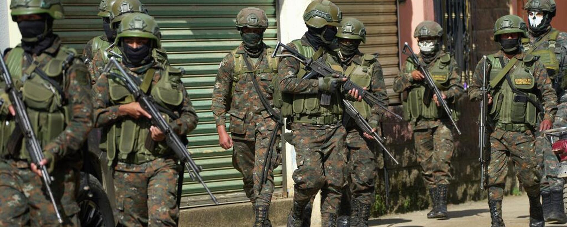 Soldados patrullan durante un operativo contra presuntos narcotraficantes en La Mesilla, Guatemala, en la frontera con México, el miércoles 30 de julio de 2025. - Sputnik Mundo, 1920, 09.12.2025
