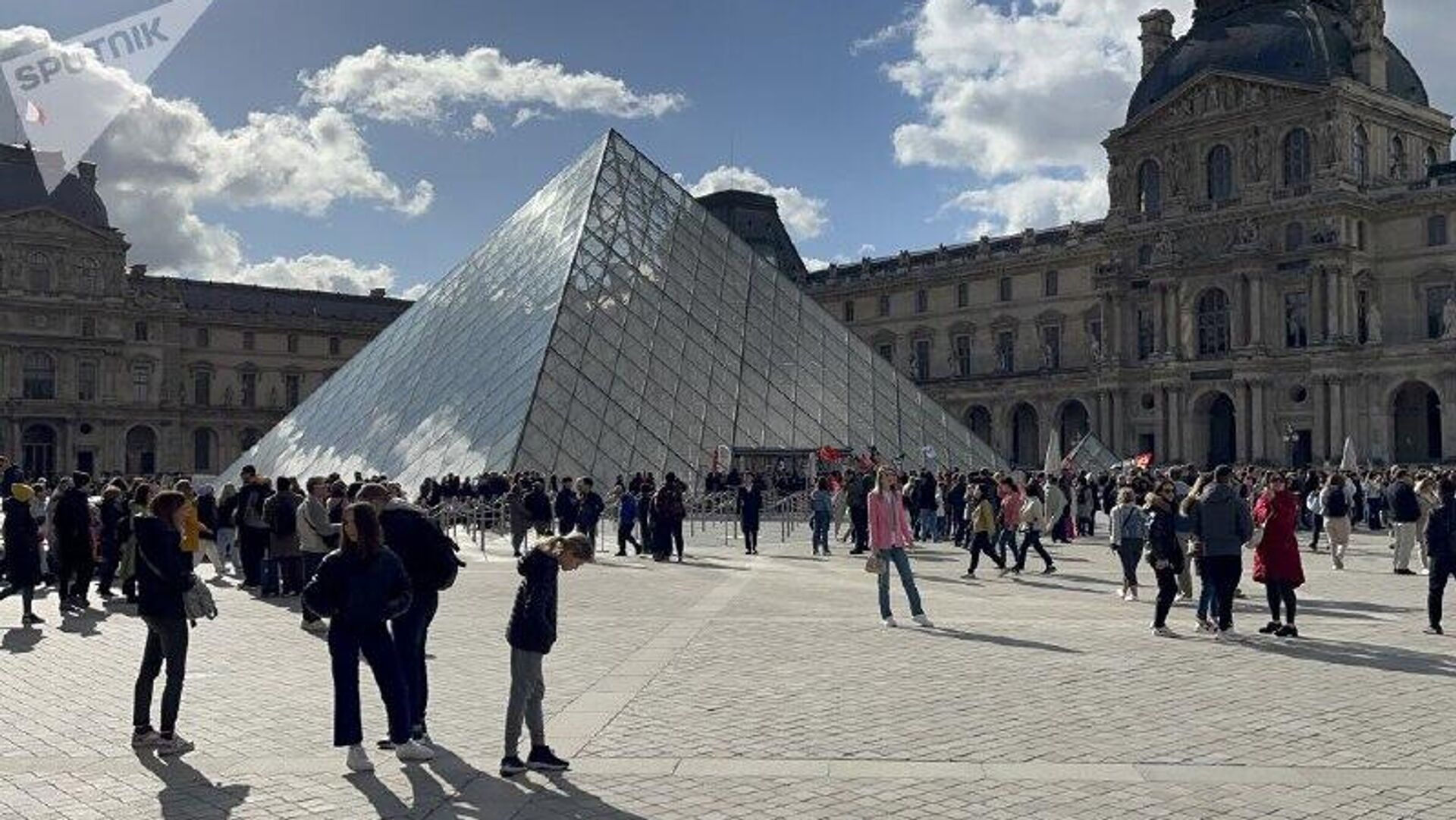 ⏰ El robo al Museo del Louvre se pudo haber evitado, ¿por 30 segundos? ⏰ El robo al Museo del Louvre se pudo haber evitado, ¿por 30 segundos? - Sputnik Mundo, 1920, 11.12.2025