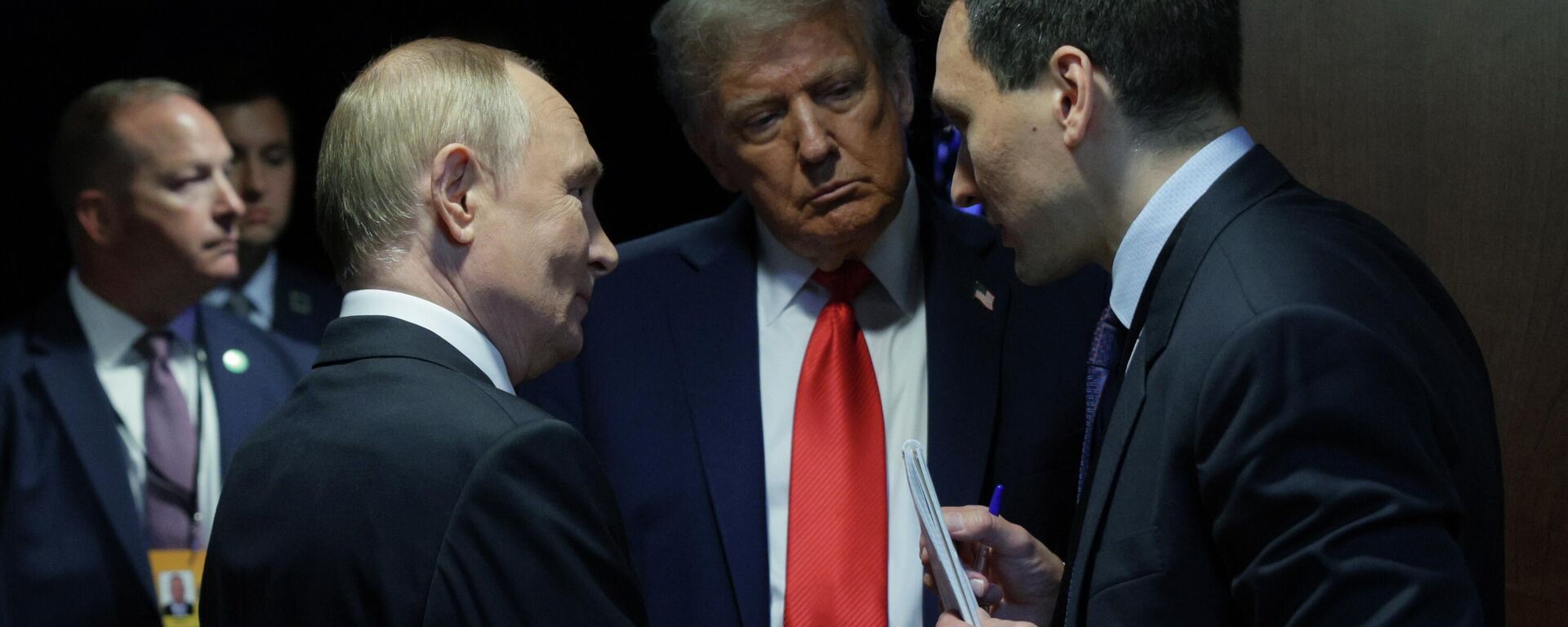 El presidente ruso, Vladímir Putin, y el presidente estadounidense, Donald Trump, después de una conferencia de prensa tras las conversaciones en Alaska - Sputnik Mundo, 1920, 09.02.2026