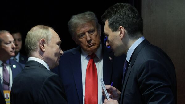 El presidente ruso, Vladímir Putin, y el presidente estadounidense, Donald Trump, después de una conferencia de prensa tras las conversaciones en Alaska - Sputnik Mundo