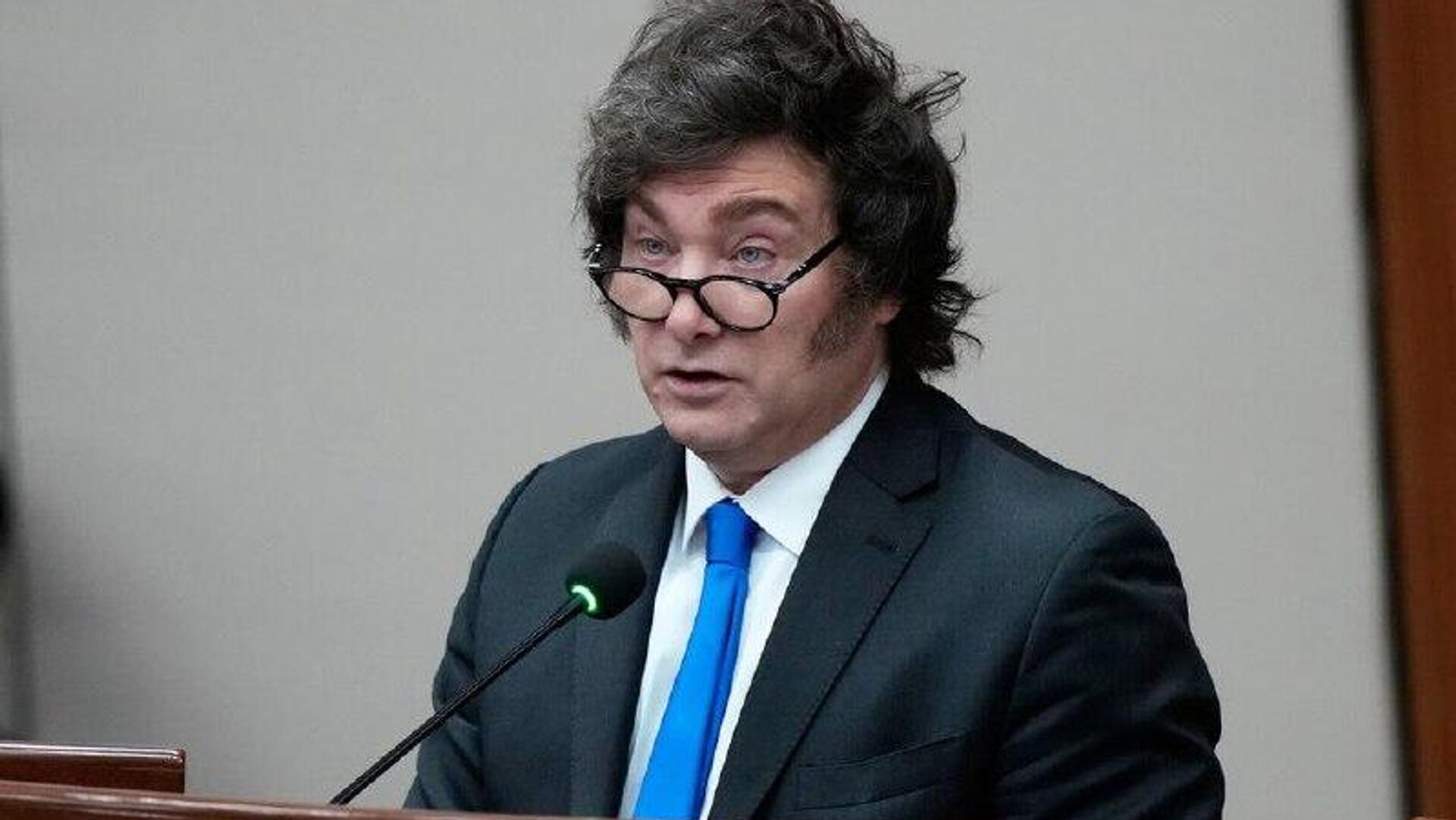 Milei firma y envía al Congreso un proyecto de reforma laboral Milei firma y envía al Congreso un proyecto de reforma laboral - Sputnik Mundo, 1920, 11.12.2025